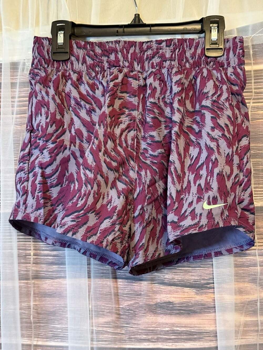 Nike One Girls' Woven High-Waisted Printed Shorts Daybreak/Viotech - Size Medium